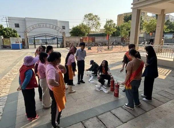 讲进养老院 共筑平安“夕阳红”j9九游会入口首页净峰消防宣(图2)